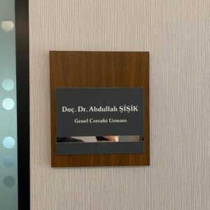 Ofis kapı isimliği modern işyeri dekorasyonu.