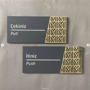 Ofis kapı tabelası şık yönlendirme çözümü.