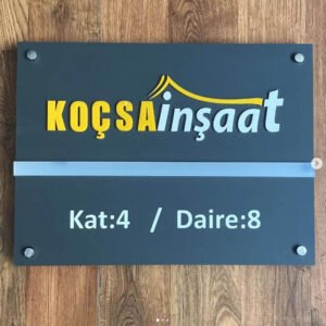 Ofis kapı tabelası şık ve fonksiyonel çözüm.