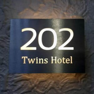 Otel ışıklı kapı numarası estetik detaylı tasarım.