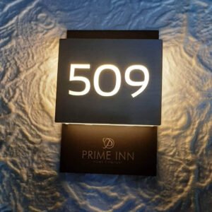 LED ışıklı otel kapı numarası şık ve fonksiyonel.