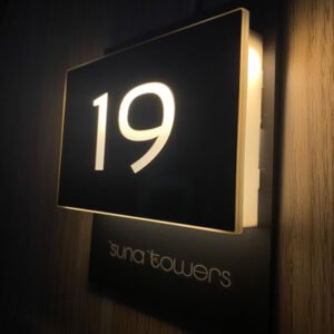 Otel kapı numaraları şık ve fonksiyonel tasarım.