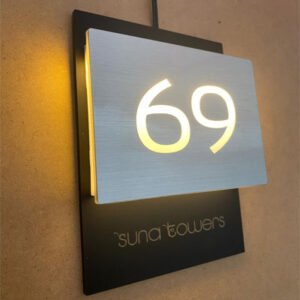 LED ışıklı otel kapı numarası estetik otel odası.