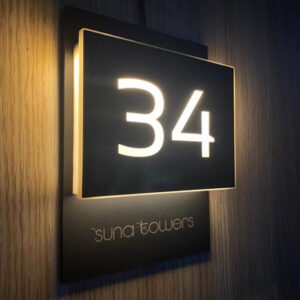 Otel kapı numaraları profesyonel yönlendirme tabelası.