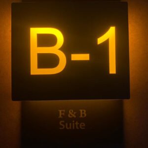 Otel kapı numaraları net okunabilirlik.