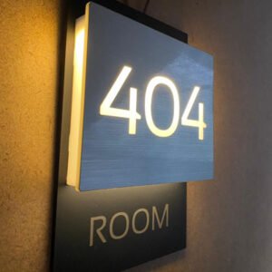 LED ışıklı otel kapı numarası şık tasarım.