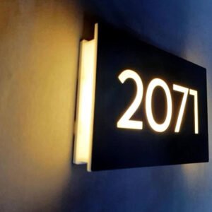 Otel ışıklı kapı numarası şık otel odası çözümü.