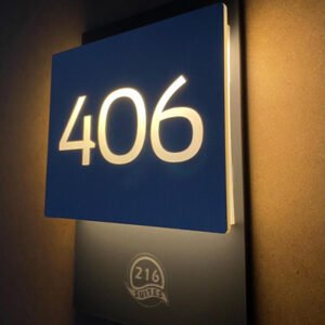 Otel ışıklı kapı numarası estetik yönlendirme çözümü.