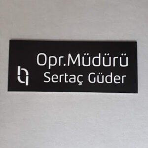Ofis kapı tabelası dayanıklı ve fonksiyonel.