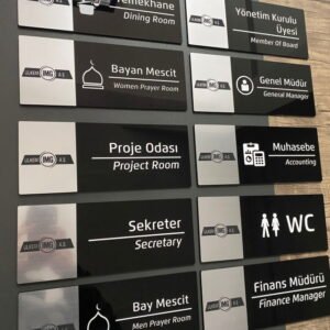 Kapı tabelası şık ofis dekorasyonu.
