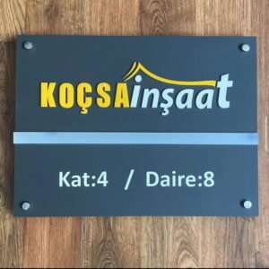 Kapı tabelası dekoratif ve fonksiyonel.