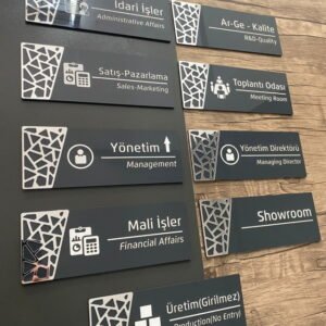 Ofis kapı tabelası dekoratif ve fonksiyonel.