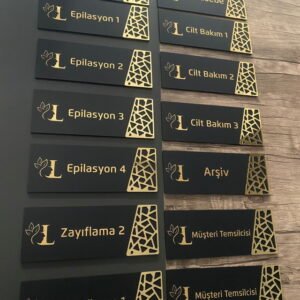 Ofis kapı tabelası estetik detay.