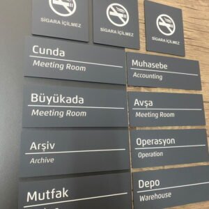 Kapı tabelası dekoratif ofis tasarımı.