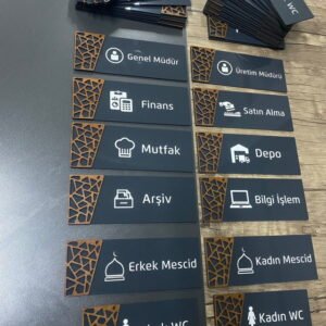 Ofis kapı tabelası şık ve dayanıklı.