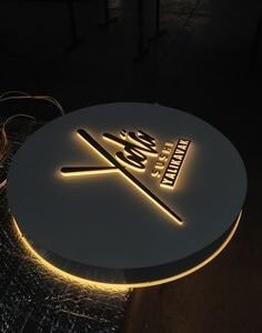 Yönlendirme tabelası şık ve fonksiyonel çözüm.