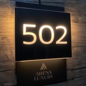 Modern ışıklı otel kapı numarası çözümü.