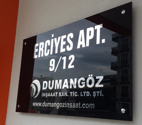 Apartman ismi tabelası