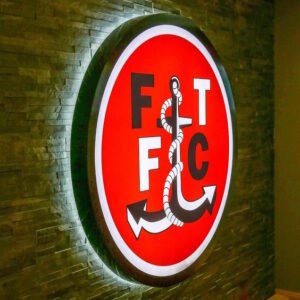 Ofis kapı tabelası dayanıklı malzeme ile üretilmiş.