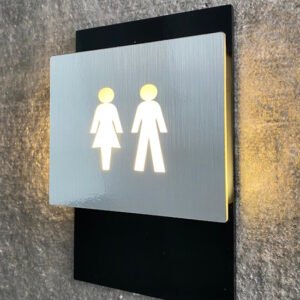 Kapı isimlik şık otel odası tabelası.